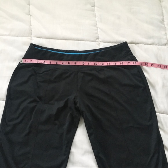 NIKE Dry Fit Capri Length Leggings - Picture 2 of 9